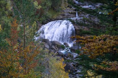 İspanya 'nın Huesca kentindeki Aragonese Pireneleri' ndeki Ordesa y Monte Perdido Ulusal Parkı 'ndaki Arripas şelalesi. Görünüm