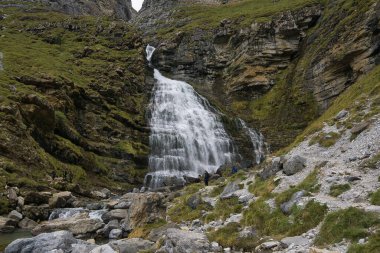 Cola de Caballo şelalesi Ordesa y Monte Perdido Ulusal Parkı 'nda, Aragonese Pireneleri' nde, İspanya 'nın Huesca kentinde. görünüm