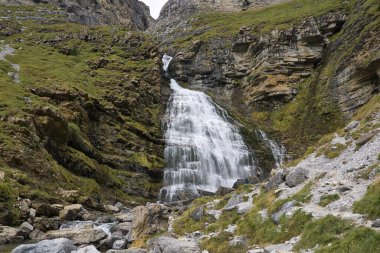 Cola de Caballo şelalesi Ordesa y Monte Perdido Ulusal Parkı 'nda, Aragonese Pireneleri' nde, İspanya 'nın Huesca kentinde. görünüm