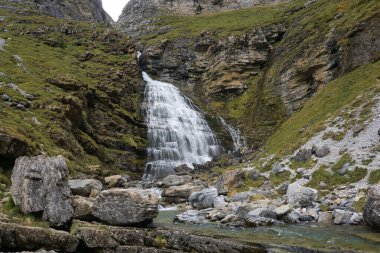 Cola de Caballo şelalesi Ordesa y Monte Perdido Ulusal Parkı 'nda, Aragonese Pireneleri' nde, İspanya 'nın Huesca kentinde. görünüm