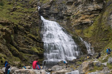 Cola de Caballo şelalesi Ordesa y Monte Perdido Ulusal Parkı 'nda, Aragonese Pireneleri' nde, İspanya 'nın Huesca kentinde. görünüm