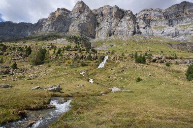 Ordesa y Monte Perdido Ulusal Parkı 'ndaki Circo de Soaso, İspanya' nın Huesca şehrinde bulunan Aragonese Pireneleri 'nde. görünüm