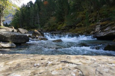 Ordesa y Monte Perdido Ulusal Parkı 'ndaki Soaso Şelalesi Gradas, İspanya' nın Huesca kentinde bulunan Aragonese Pireneleri 'nde. Görünüm