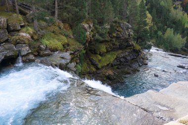 Ordesa y Monte Perdido Ulusal Parkı 'ndaki Soaso Şelalesi Gradas, İspanya' nın Huesca kentinde bulunan Aragonese Pireneleri 'nde. Görünüm