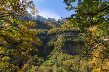 İspanya 'nın Huesca kentindeki Aragonese Pireneleri' ndeki Ordesa y Monte Perdido Ulusal Parkı 'nda manzara. Görünüm