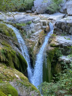 İspanya 'nın Huesca kentinde bulunan Aragonese Pireneleri' ndeki Ordesa y Monte Perdido Ulusal Parkı 'ndaki Arazas Nehri' nin nehir yatağı ve şelaleleri. görünüm