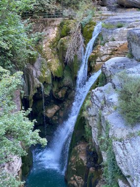 İspanya 'nın Huesca kentinde bulunan Aragonese Pireneleri' ndeki Ordesa y Monte Perdido Ulusal Parkı 'ndaki Arazas Nehri' nin nehir yatağı ve şelaleleri. görünüm