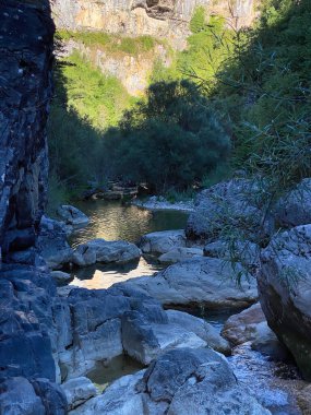İspanya 'nın Huesca kentinde bulunan Aragonese Pireneleri' ndeki Ordesa y Monte Perdido Ulusal Parkı 'ndaki Arazas Nehri' nin nehir yatağı ve şelaleleri. görünüm