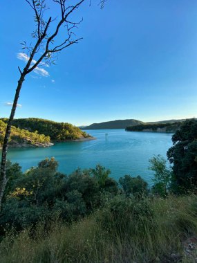 İspanya 'nın Huesca kentindeki Aragonese Pireneleri' ndeki Mediano rezervuarının manzarası. manzara