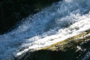 İspanya 'nın Huesca kentinde bulunan Aragonese Pireneleri' ndeki Ordesa y Monte Perdido Ulusal Parkı 'ndaki Arazas Nehri' nin nehir yatağı ve şelaleleri. görünüm