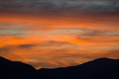 İspanya 'nın Huesca kentindeki Aragonese Pireneleri' nde, Gerbe kasabasında gün batımı. görünüm