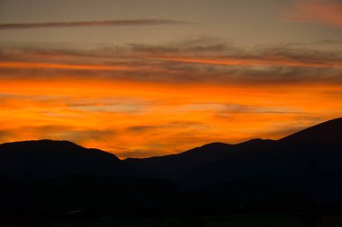 İspanya 'nın Huesca kentindeki Aragonese Pireneleri' nde, Gerbe kasabasında gün batımı. görünüm