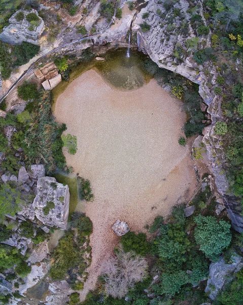 スペインのバレンシアに位置するチャルコス ケサの岩の中の自然プールや滝のドローンビュー — ストック写真