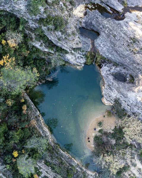 スペインのバレンシアに位置するQuesaの岩の中のいくつかの天然プールのドローンビュー — ストック写真
