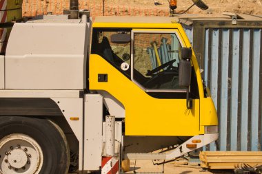 Kentleşme inşaatında çalışan vinç detayları. görünüm