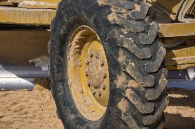 Bir kentleşme inşaatındaki kazı makinelerinin detayları. buldozer