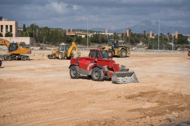 Bir kentleşme inşaatındaki kazı makinelerinin detayları. buldozer