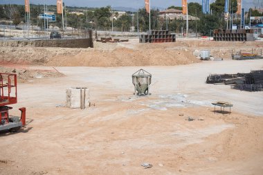 Şehirleşme inşaatında vinç için kendini deşarj eden zıpzıp. metal