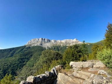 Aragon Pirenesi 'ndeki tarihi Escuain kasabasındaki dağların manzarası. Huesca, İspanya. manzara