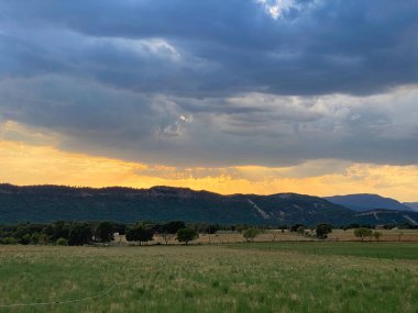 Gerbe kasabasında gün batımı, Aragonese Pireneleri 'nde. Huesca, İspanya. görünüm