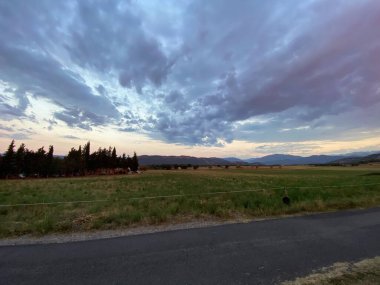 Gerbe kasabasında gün batımı, Aragonese Pireneleri 'nde. Huesca, İspanya. görünüm