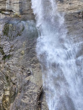 İspanya 'nın Huesca kentindeki Aragonese Pireneleri' ndeki Broto kasabasında Sorrosal. görünüm