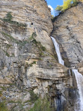 İspanya 'nın Huesca kentindeki Aragonese Pireneleri' ndeki Broto kasabasında Sorrosal. görünüm