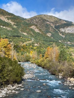 Ara Nehri, İspanya 'nın Huesca kentindeki Aragonese Pireneleri' ndeki Torla kasabasından geçerken. görünüm