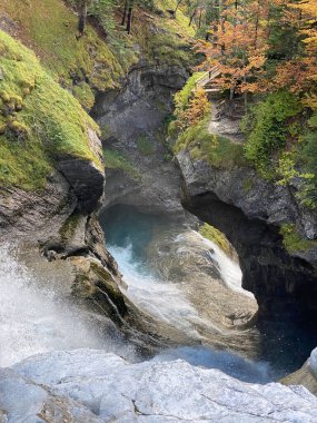 Ordesa y Monte Perdido Ulusal Parkı 'ndaki dağların, ormanların, şelalelerin ve doğal havuzların manzarası. İspanya 'nın Huesca eyaletinde. manzara