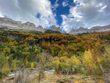 Ordesa y Monte Perdido Ulusal Parkı 'ndaki dağların, ormanların, şelalelerin ve doğal havuzların manzarası. İspanya 'nın Huesca eyaletinde. manzara