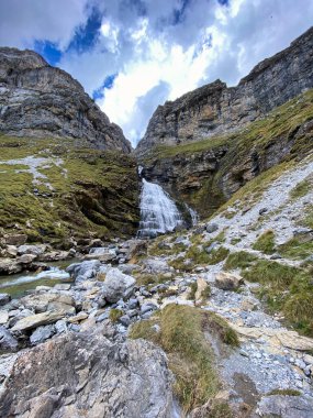 Ordesa y Monte Perdido Ulusal Parkı 'ndaki dağların, ormanların, şelalelerin ve doğal havuzların manzarası. İspanya 'nın Huesca eyaletinde. manzara
