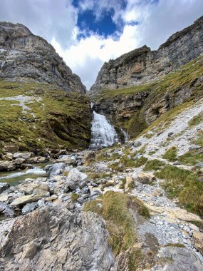 Ordesa y Monte Perdido Ulusal Parkı 'ndaki dağların, ormanların, şelalelerin ve doğal havuzların manzarası. İspanya 'nın Huesca eyaletinde. manzara