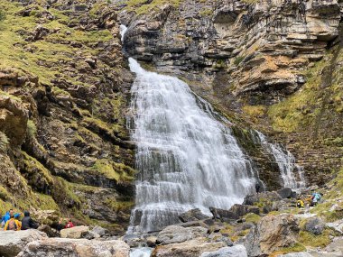 Ordesa y Monte Perdido Ulusal Parkı 'ndaki dağların, ormanların, şelalelerin ve doğal havuzların manzarası. İspanya 'nın Huesca eyaletinde. manzara