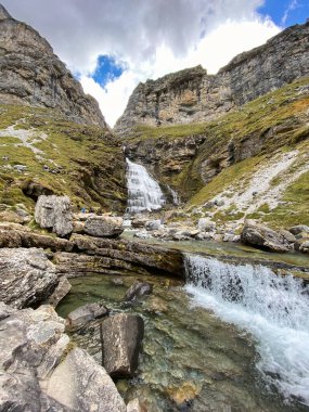 Ordesa y Monte Perdido Ulusal Parkı 'ndaki dağların, ormanların, şelalelerin ve doğal havuzların manzarası. İspanya 'nın Huesca eyaletinde. manzara