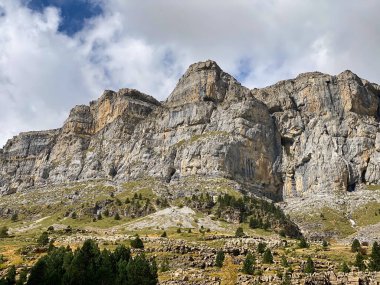 Ordesa y Monte Perdido Ulusal Parkı 'ndaki dağların, ormanların, şelalelerin ve doğal havuzların manzarası. İspanya 'nın Huesca eyaletinde. manzara