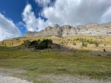 Ordesa y Monte Perdido Ulusal Parkı 'ndaki dağların, ormanların, şelalelerin ve doğal havuzların manzarası. İspanya 'nın Huesca eyaletinde. manzara