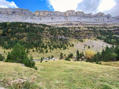 Ordesa y Monte Perdido Ulusal Parkı 'ndaki dağların, ormanların, şelalelerin ve doğal havuzların manzarası. İspanya 'nın Huesca eyaletinde. manzara
