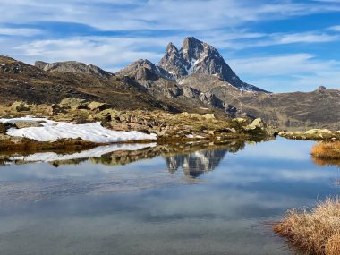 Anayet 'teki dağ ve göllerin, Portalet bölgesinin, Fransa sınırına yakın Aragonya Pireneleri' nin manzarası. Huesca, İspanya. manzara