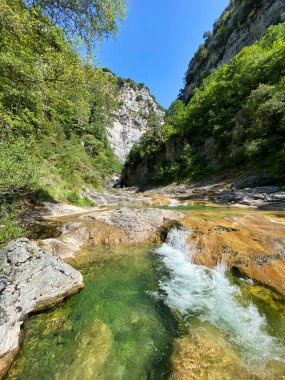 Escuain Geçitleri 'nin doğal havuzları ve çok güzel şelaleleri Aragonlu Pireneler' deki güzel manzaraları. Huesca, İspanya. manzara