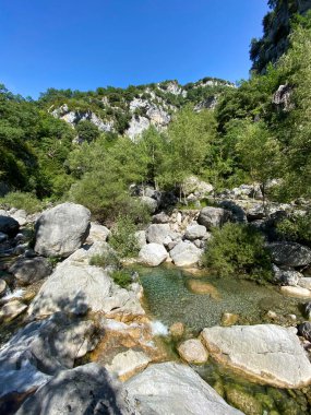 Escuain Geçitleri 'nin doğal havuzları ve çok güzel şelaleleri Aragonlu Pireneler' deki güzel manzaraları. Huesca, İspanya. manzara