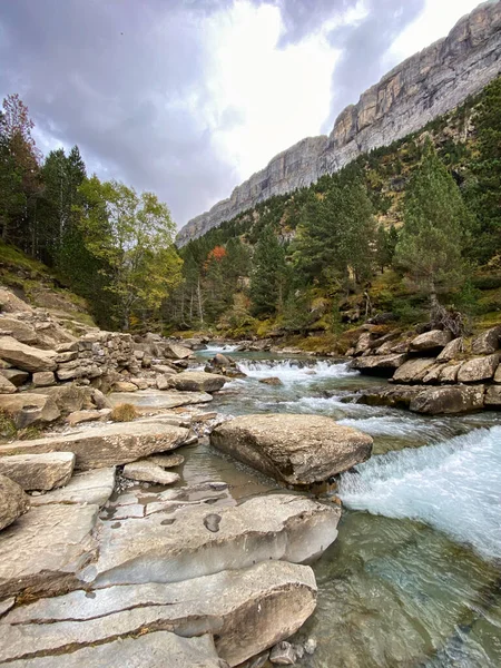 Utsikt Över Berg Skogar Vattenfall Och Naturliga Pooler Ordesa Monte — Stockfoto