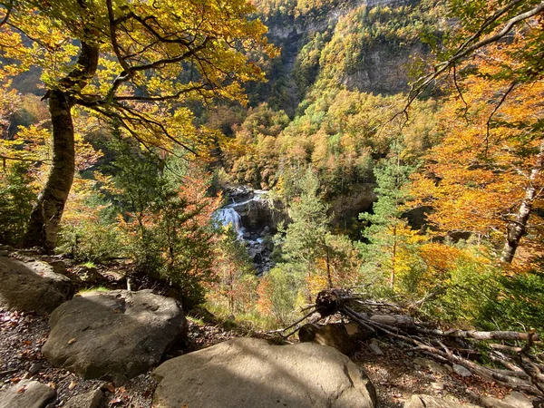 Utsikt Över Berg Skogar Vattenfall Och Naturliga Pooler Ordesa Monte — Stockfoto