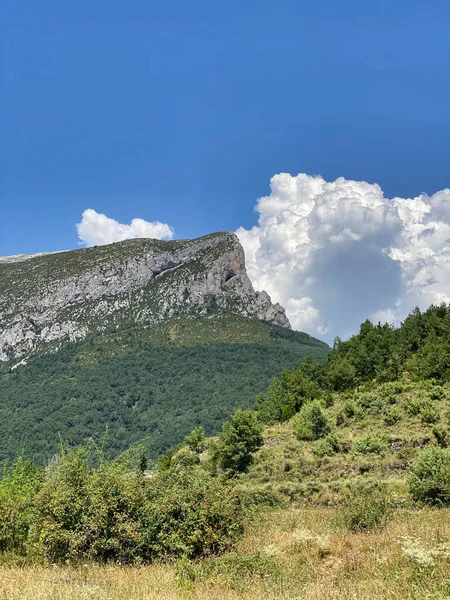 Vistas Montañas Con Nubes Los Pirineos Aragoneses Huesca España Paisaje —  Fotos de Stock