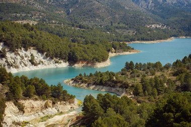 İspanya 'nın Alicante ilindeki Guadalest barajındaki nehir yatağının manzarası. manzara