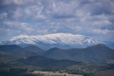 İspanya 'nın Valensiyalı Topluluğu' nda Alicante 'de karlı zirvenin olduğu bir dağ manzarası. manzara