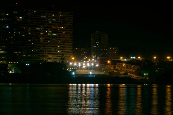 Luces Ciudad Reflejadas Mar Por Noche Una Playa Alicante Comunidad —  Fotos de Stock