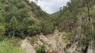 Borosa nehir yatağının ve doğal havuzların drone görüntüsü. İspanya, Cazorla 'da. su