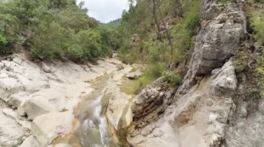 Borosa nehir yatağının ve doğal havuzların drone görüntüsü. Sierra de Cazorla, Segura y las Villas, İspanya 'nın Doğal Parkı' nda yer almaktadır..