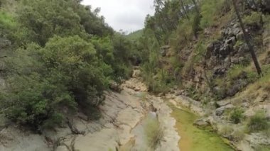 Borosa nehir yatağının ve doğal havuzların drone görüntüsü. Sierra de Cazorla, Segura y las Villas, İspanya 'nın Doğal Parkı' nda yer almaktadır..