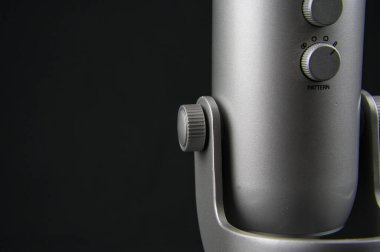 Siyah arka planda podcast yapmak için stüdyo mikrofonu. nesne